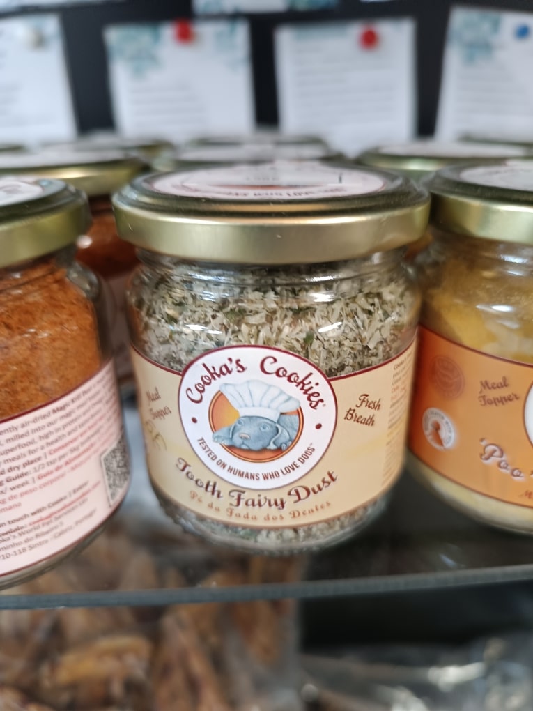 Bocal d'assaisonnement Cookas Cookies « Tooth Fairy Dust » pour haleine fraîche, testé sur humains qui aiment les chiens.